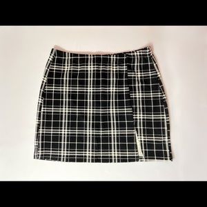 Cute plaid mini skirt w/ small split